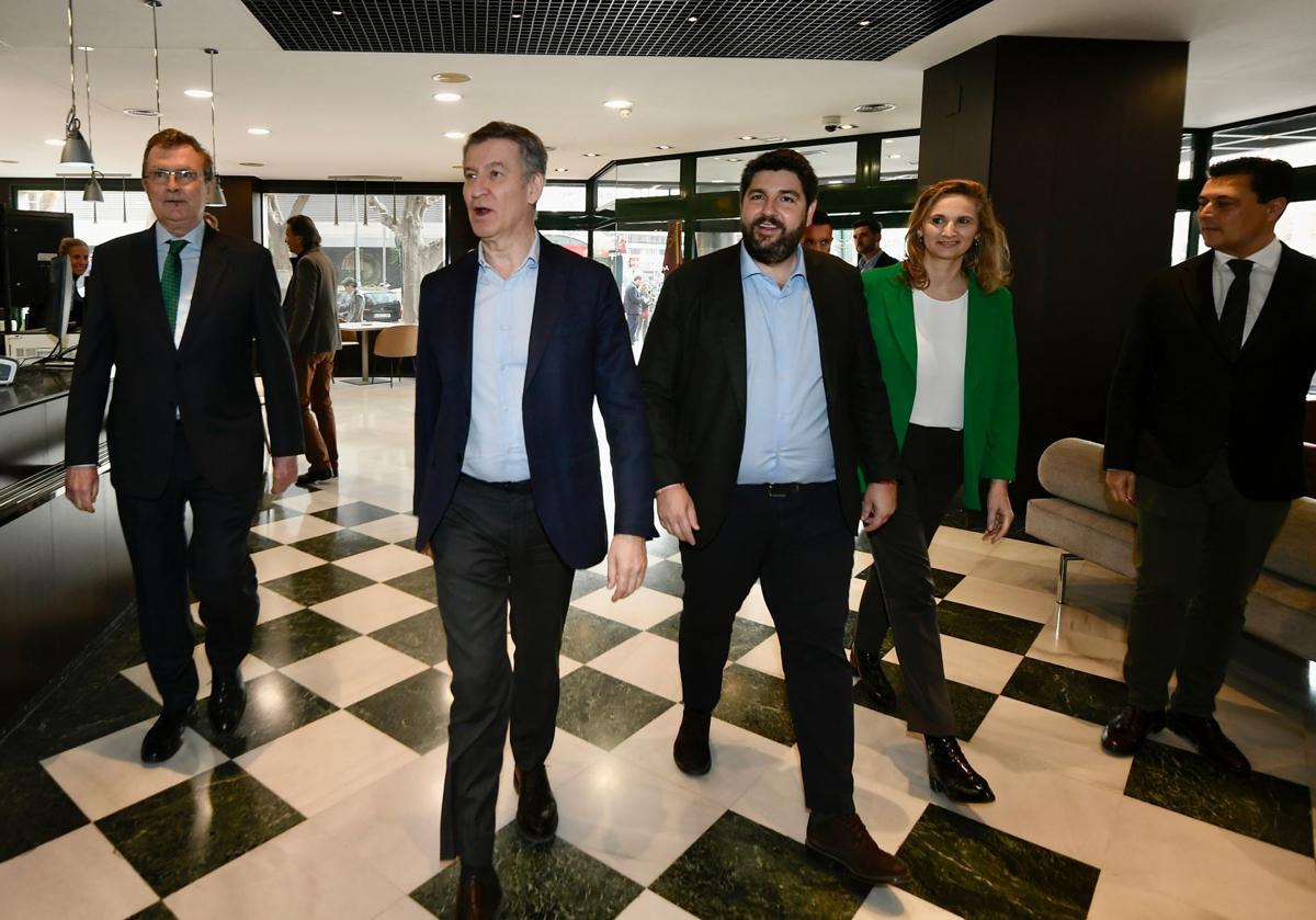 Imagen principal - Arriba: Llegada de Feijóo a Murcia, acompañado por el alcalde, José Ballesta (izq.), el presidente regional, Fernando López Miras (der.) y Paloma Martín. Abajo: Visita de Feijóo y López Miras a la empresa García Aranda de Librilla, este martes.