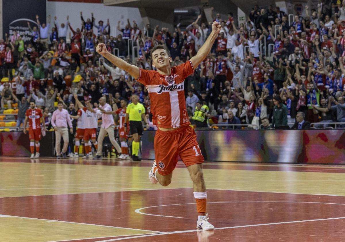 El ala Gon Castejón celebra el pase a la Ronda Final de la Champions contra el Galati italiano.