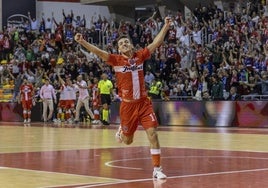 El ala Gon Castejón celebra el pase a la Ronda Final de la Champions contra el Galati italiano.