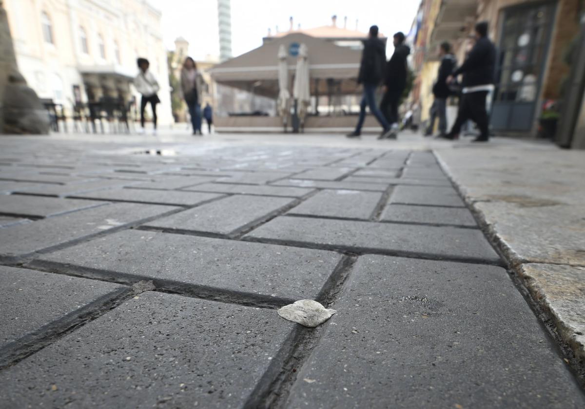 Es habitual encontrar chicles pegados al pavimento de calles y escaleras de Murcia.