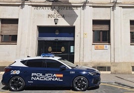 Un coche de la Policía Nacional frente a la Jefatura Superior de Policía, en una imagen de archivo.