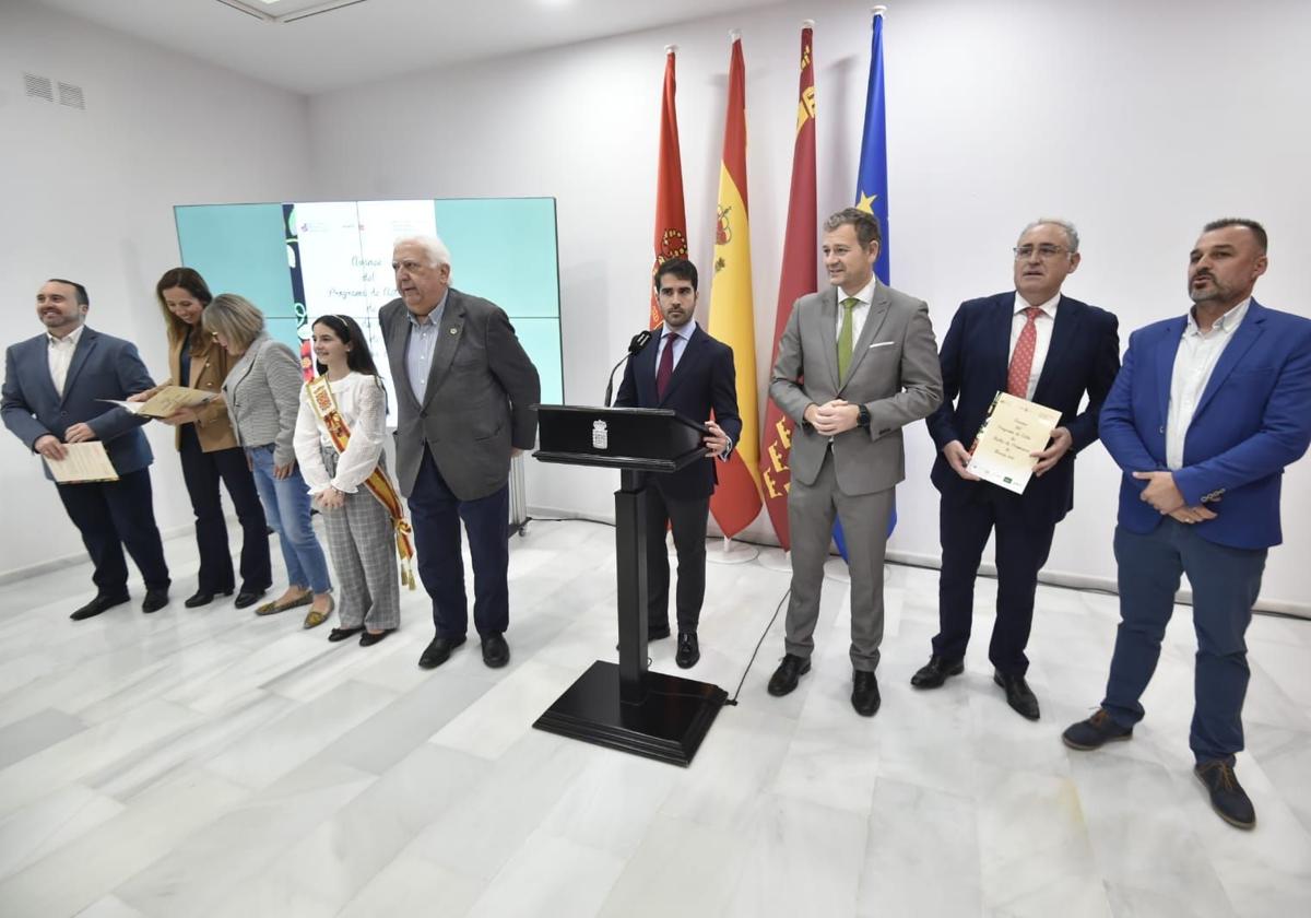 El presidente de la Federación de Peñas Huertanas, Juan García Serrano, y el concejal de Cultura, Diego Avilés, en la presentación.