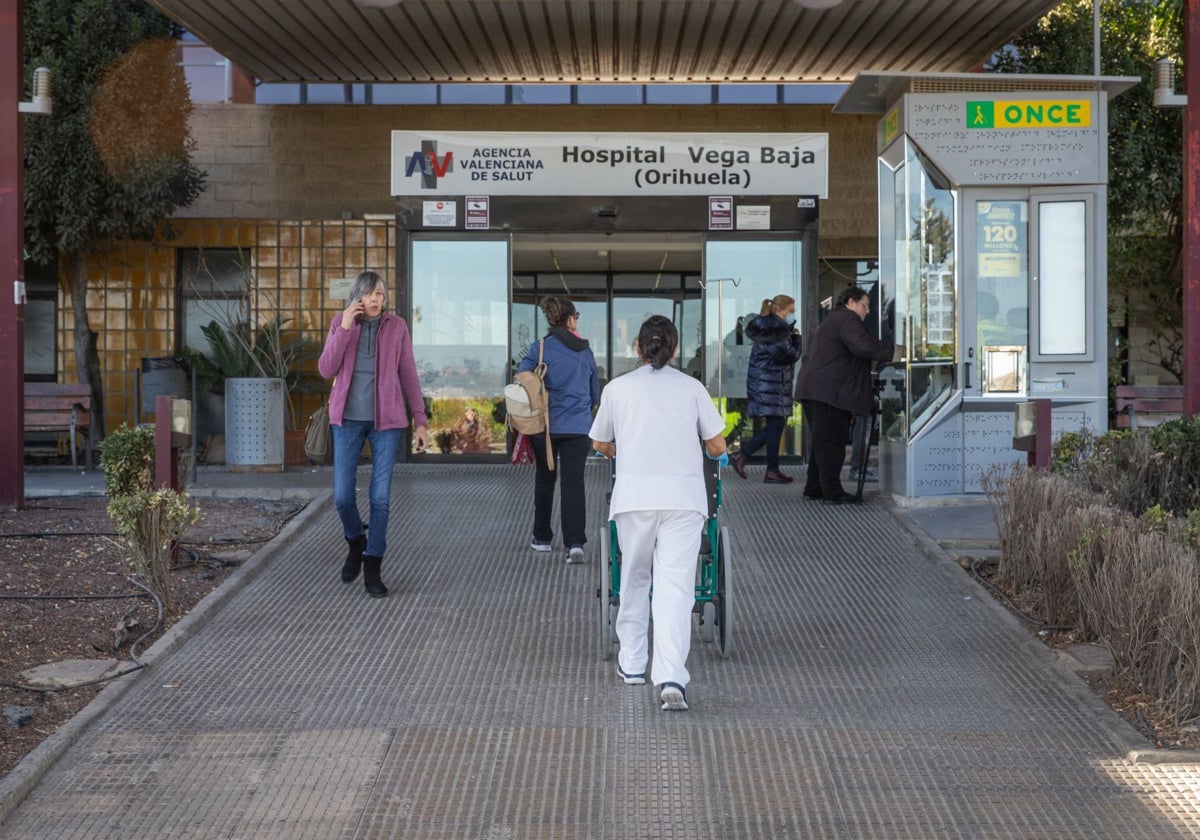 Entrada principal del Hospital Vega Baja.