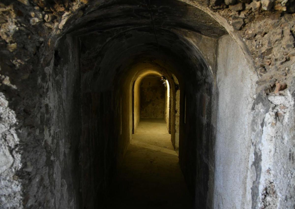 Imagen secundaria 1 - Algunos de los habitáculos en el interior de la batería de San Leandro.