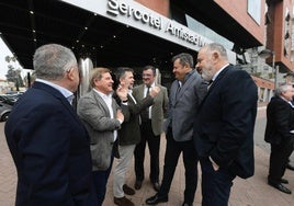 Patronal y regantes, frente al Sercotel Amistad ayer.