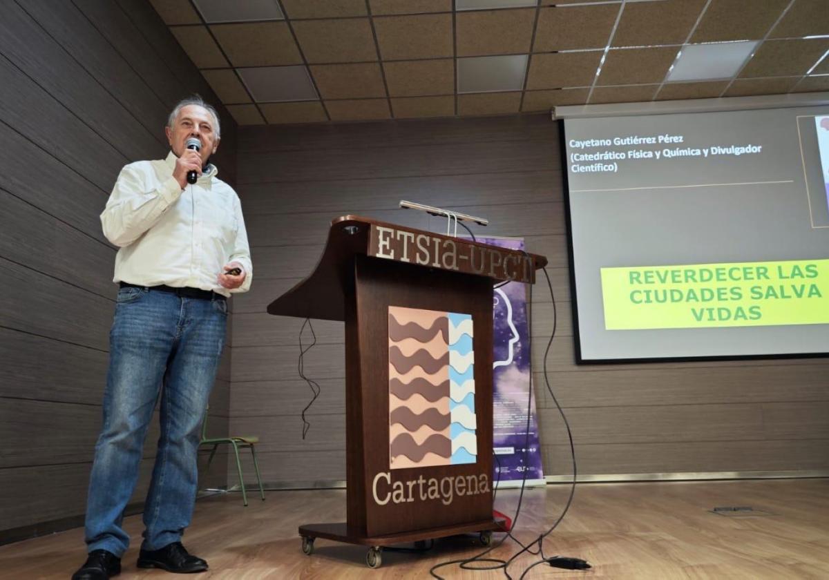 Cayetano Gutiérrez, durante la conferencia.