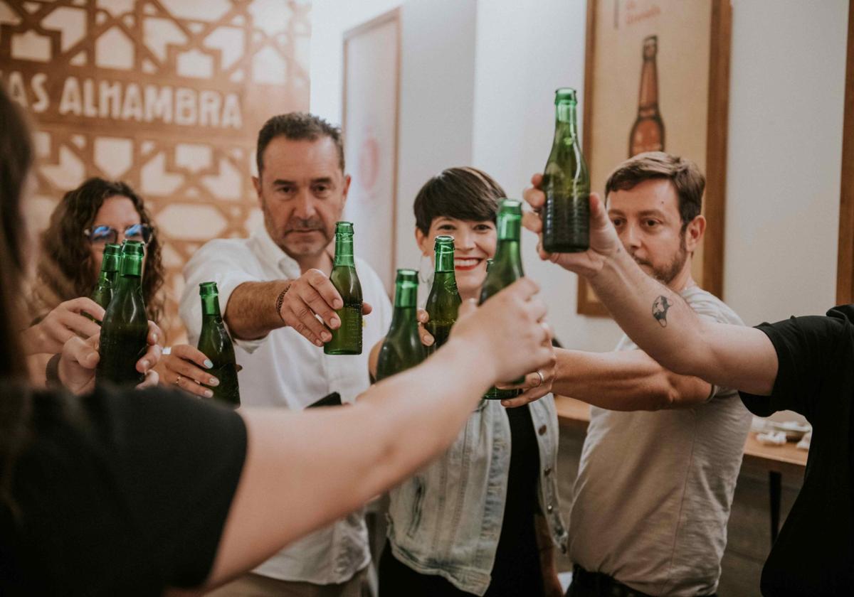 Invitados brindan con Cervezas Alhambra.