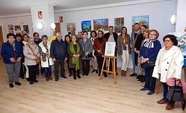 Usuarios del Centro de Personas Mayores posan junto al alcalde en la Sala de Exposiciones.