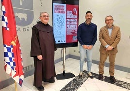 El prior de los padres carmelitas, Sergio Marqueta; el concejal de Cultura, Joaquín Zaplana; y el presidente de la editorial Gollarín, Francisco Marín.
