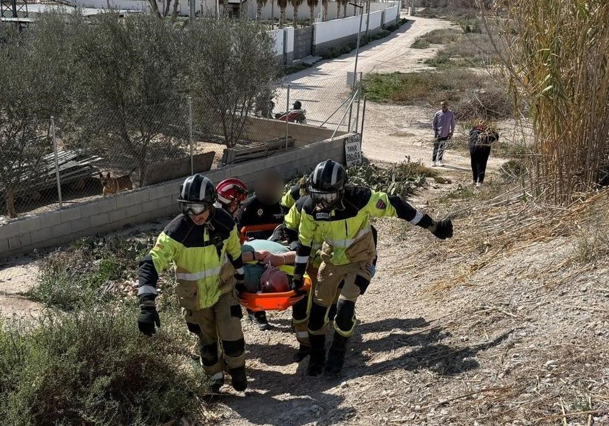 Los bomberos trasladando al herido.