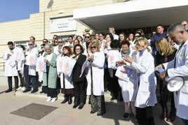 Profesionales concentrados este jueves a las puertas del centro de salud de Alguazas, en protesta por las agresiones a sanitarios.