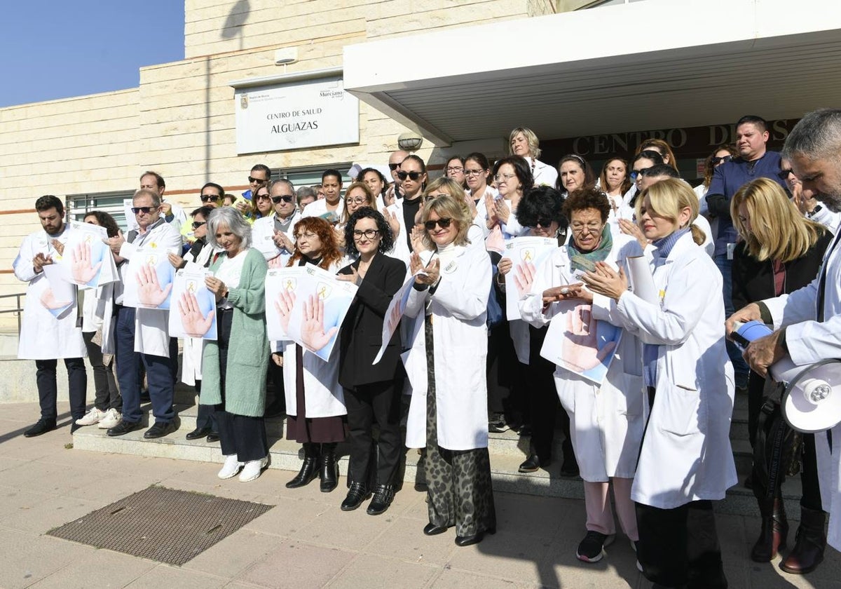 Profesionales concentrados este jueves a las puertas del centro de salud de Alguazas, en protesta por las agresiones a sanitarios.