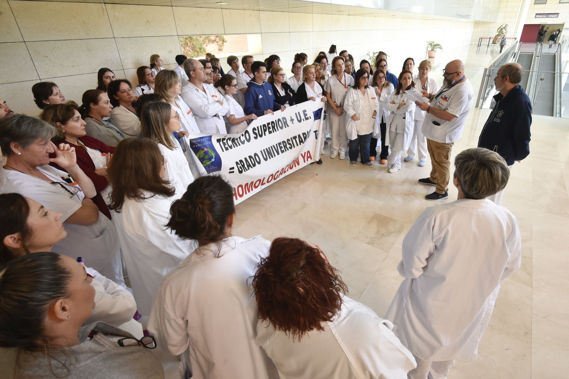 La protesta de los técnicos sanitarios de La Arrixaca por la homologación de sus estudios superiores, en imágenes