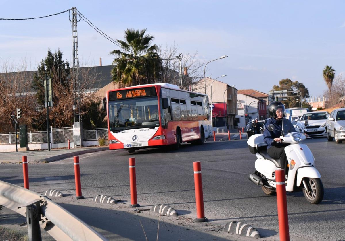 Un autobús de la línea 6 de pedanías, prestando ayer el servicio de conexión de la capital con La Alberca.