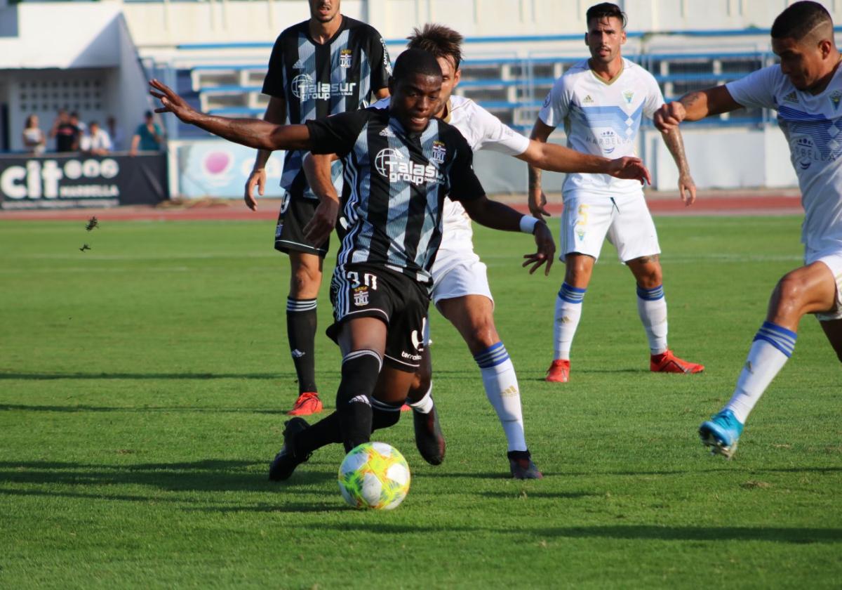 William de Camargo, en un partido con el Efesé ante el Marbella.