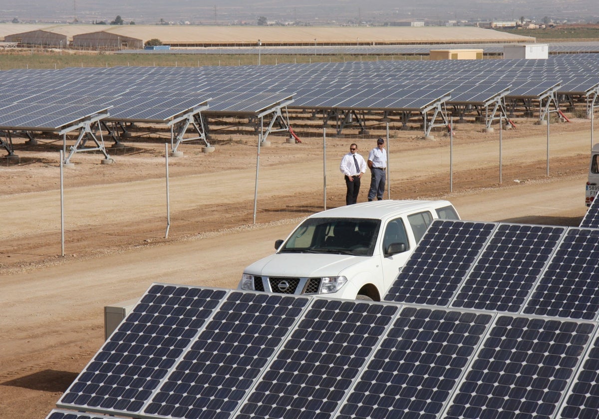 Una planta de energía solar ya instalada en Fuente Álamo, en una imagen de archivo.