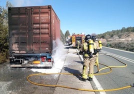 Bomberos trabajando en el lugar del suceso.