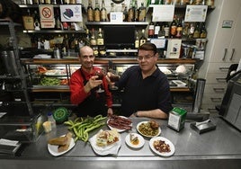 Pedro Andreu y Luis Miguel Galindo brindan con vermú tras la barra de Luis de Rosario.