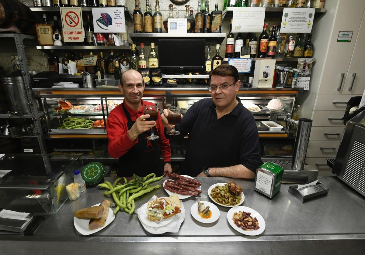 Pedro Andreu y Luis Miguel Galindo brindan con vermú tras la barra de Luis de Rosario.