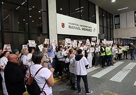 Sanitarios durante su último acto de protesta ante las puertas del hospital Rafael Méndez.
