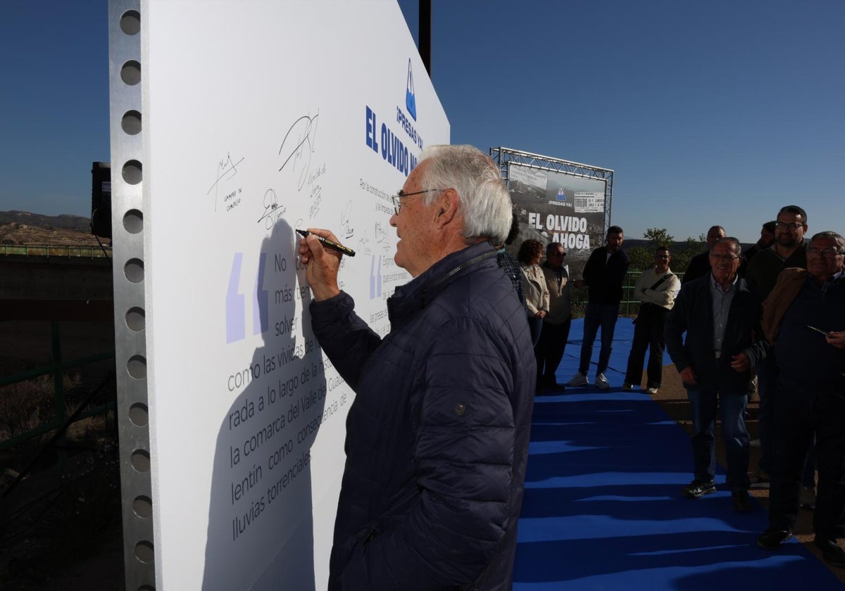 El presidente de los vecinos de La Torrecilla durante la presentación de la campaña para reivindicar la construcción de las presas.