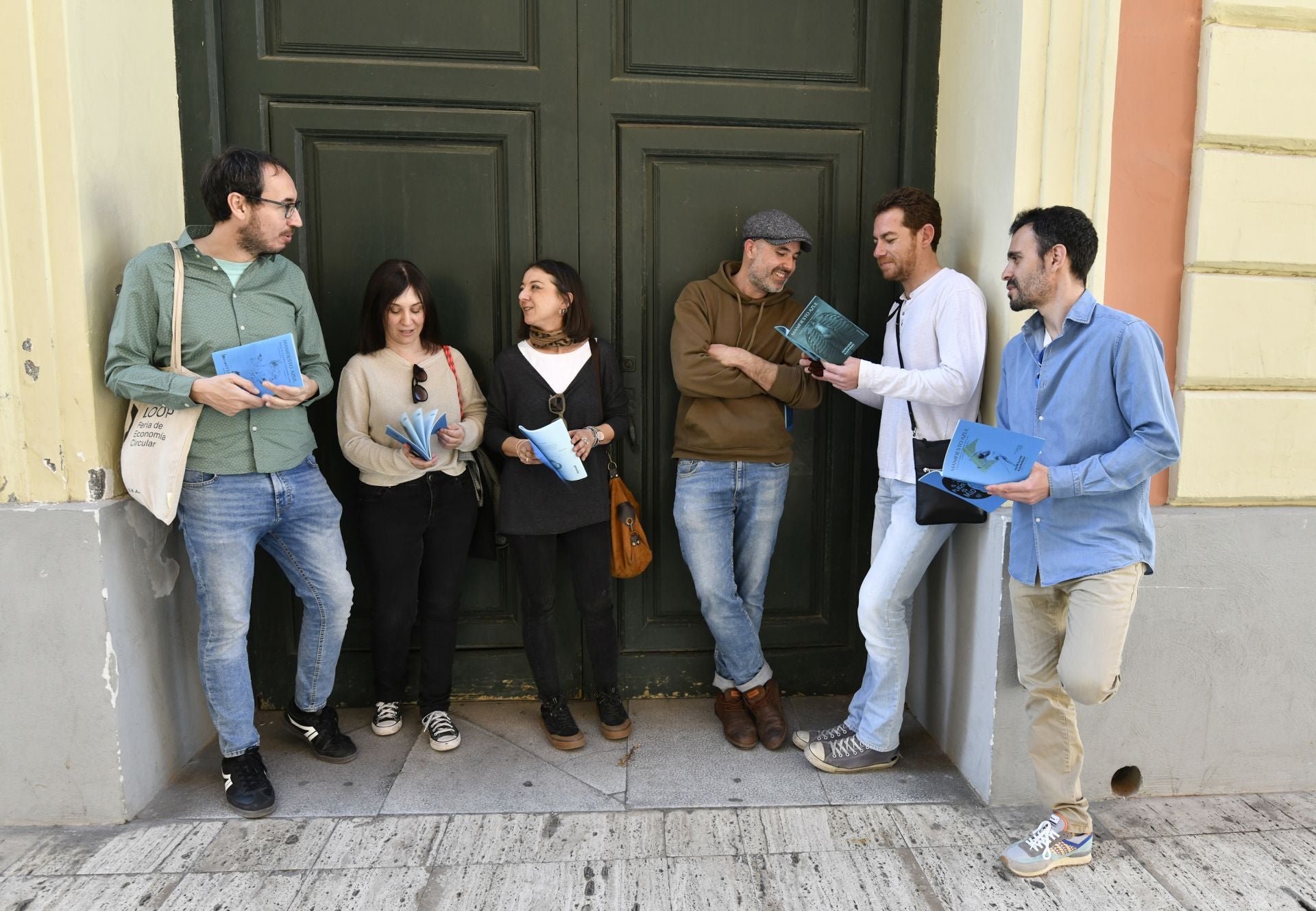 Los miembros fundadores. Basilio Pujante, Mari Cruz Gallego Ruiz, Marta Delgado, Juanma Sánchez Meroño, Alberto Caride y Álvaro Pintado, promotores de Colectivo Iletrados, esta semana en la Glorieta, en Murcia.