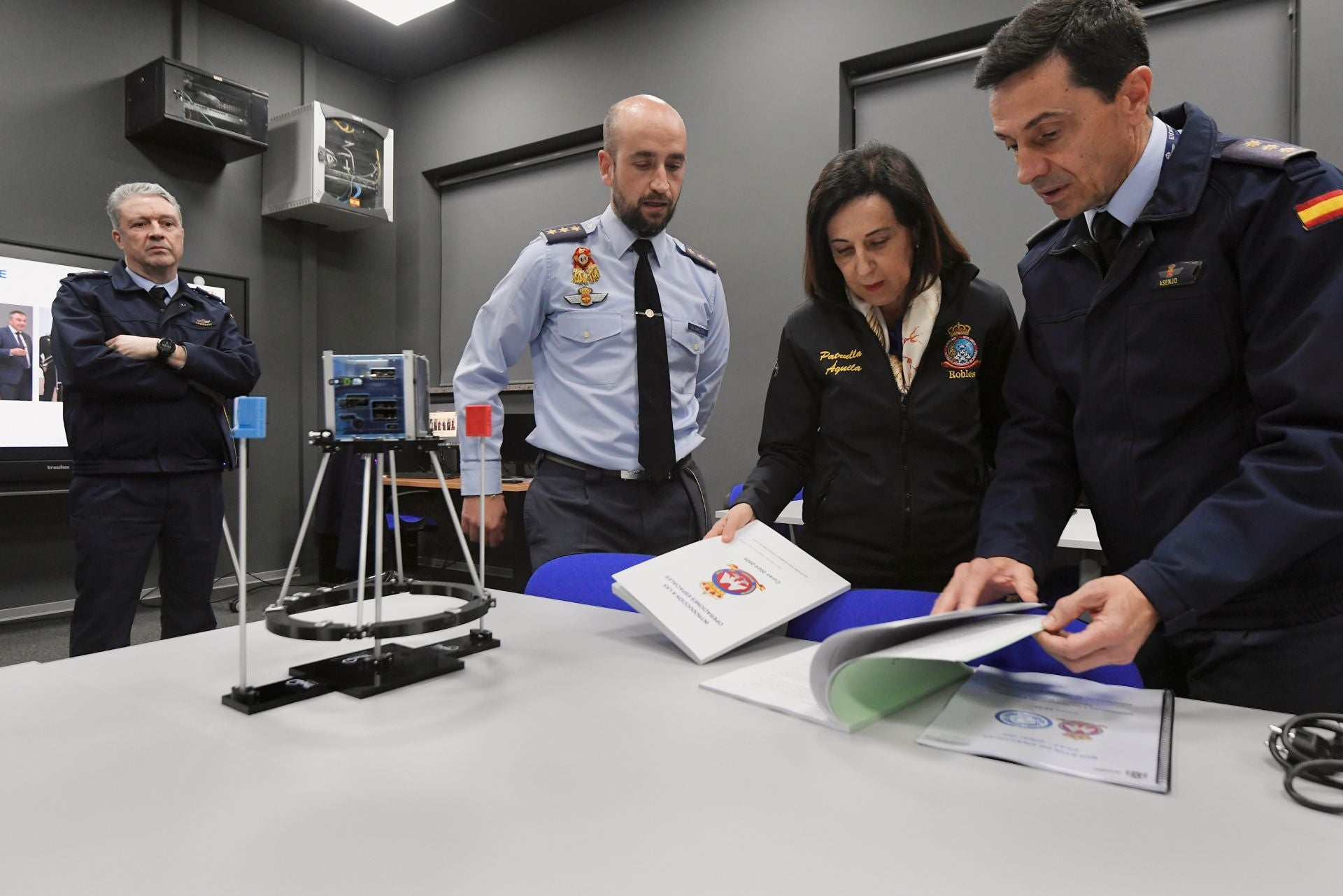 La visita de la ministra de Defensa a la Academia General del Aire de San Javier, en imágenes