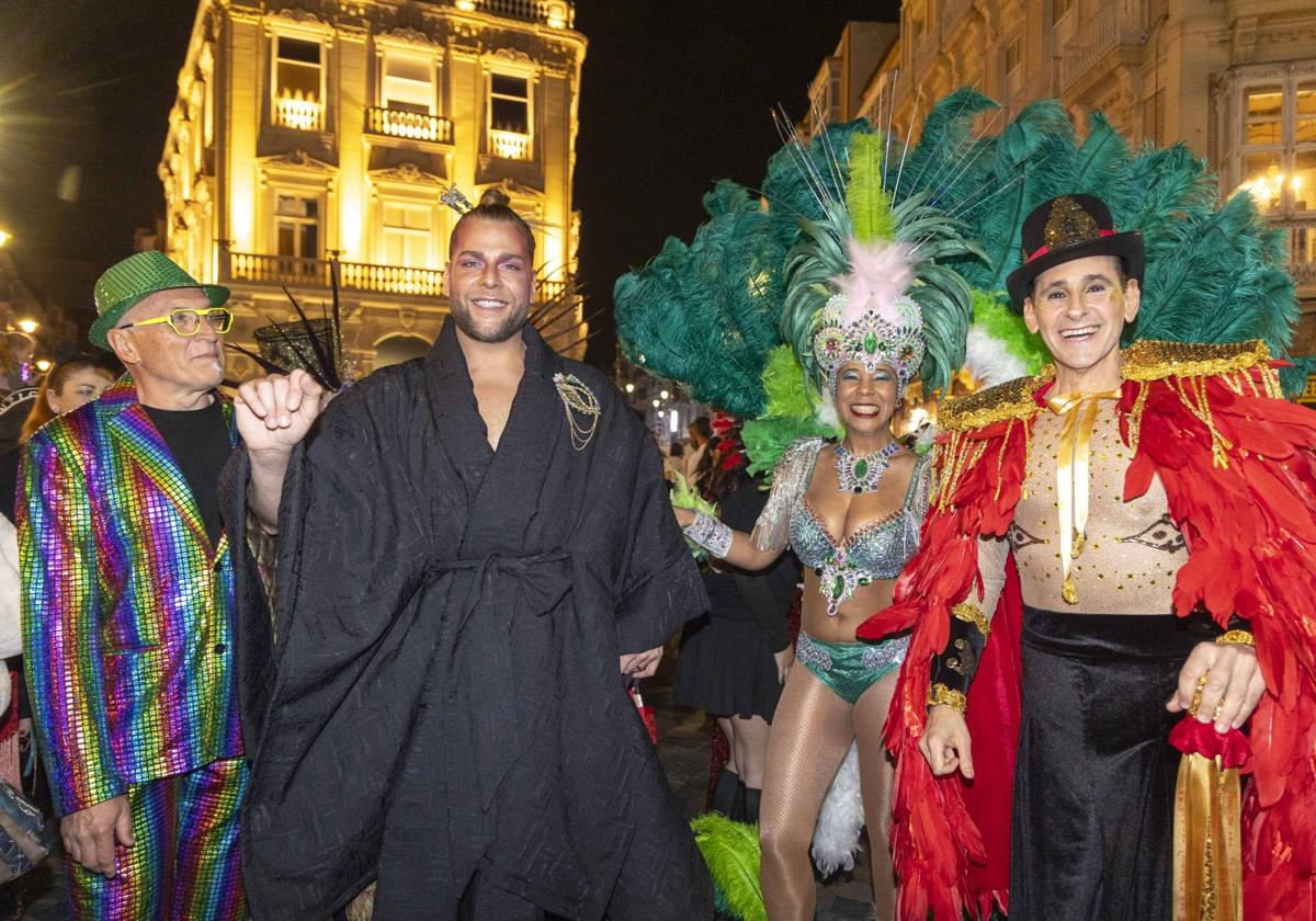 Navarrete saluda al inicio del desfile, previo al pregón.