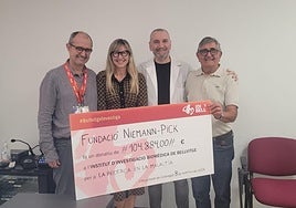 Carmelo Fernández (d), en la entrega de un cheque para financiar los proyectos de la fundación.