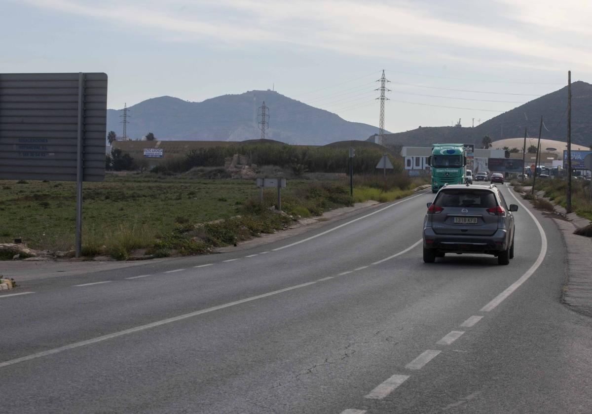 Un coche circula por el acceso oeste a la ciudad.