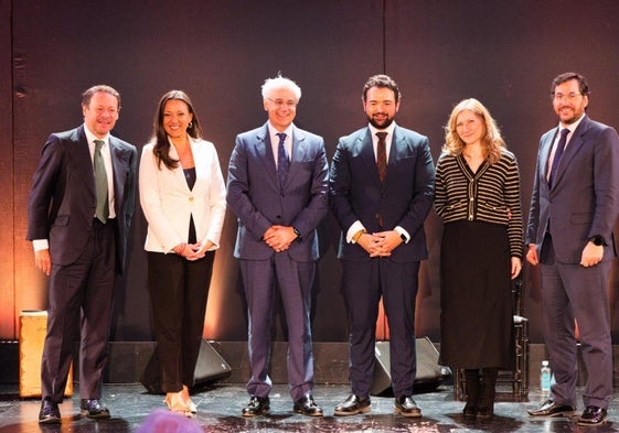 El alcalde de La Unión y la consejera de Cultura escoltaron al director del Teatro Real, Ignacio García-Belenguer, en la presentación en Madrid. ayer.