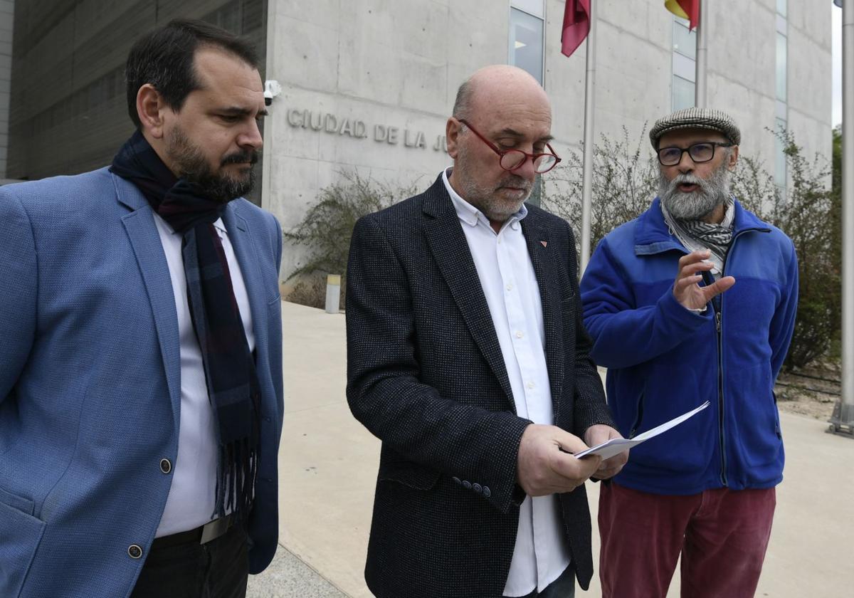 Sergio Ramos, José Luis Álvarez-Castellanos y Guancho Mateo, este viernes, en la Ciudad de la Justicia de Murcia.