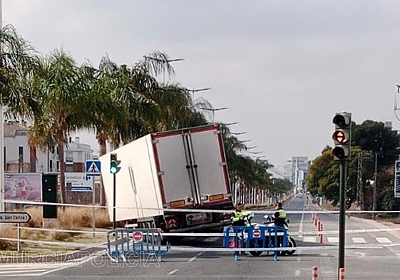 Los agentes, en la avenida Reino de Murcia, tras cortar el tráfico.