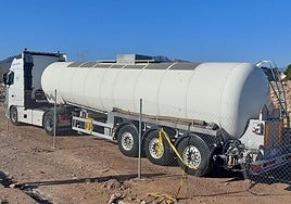 Un camión cisterna trabaja en la retirada de líquidos peligrosos, en los terrenos de Zinsa.