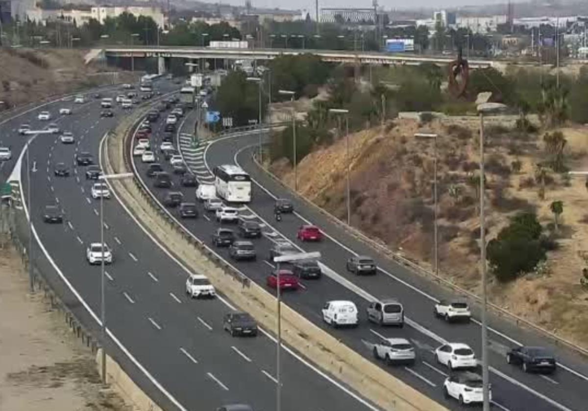 Retenciones de la autovía A-30, a su paso por Espinardo, este viernes por la tarde.