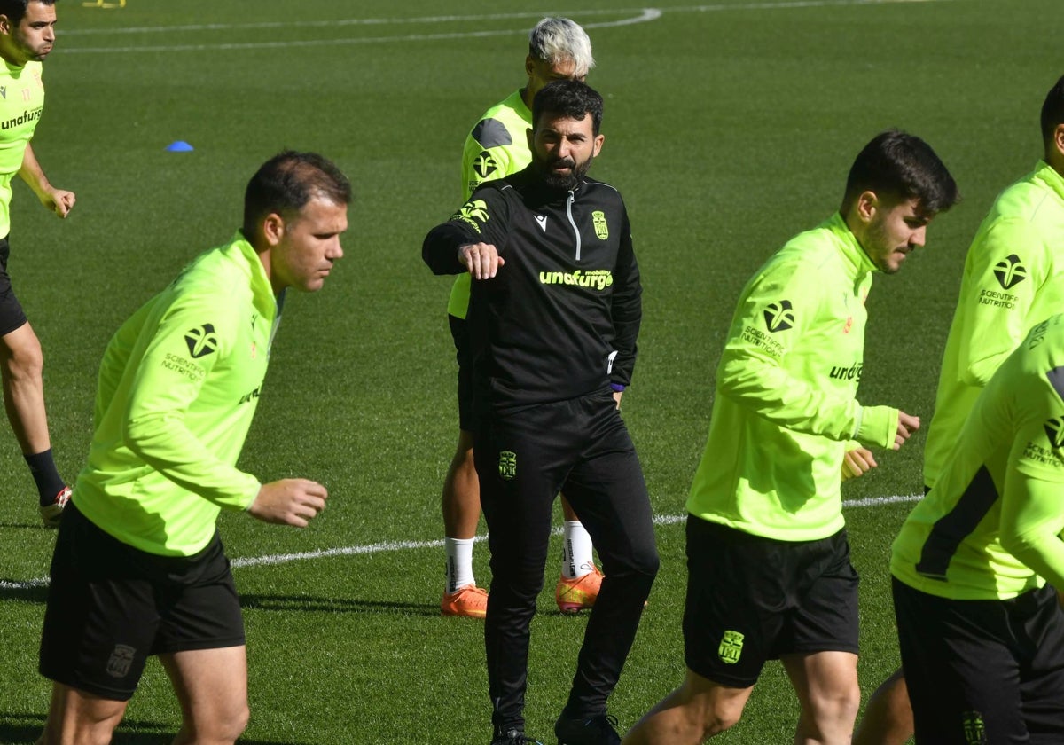 Guillermo Fernández Romo da instrucciones a sus jugadores durante una sesión de entrenamiento en el estadio Cartagonova.