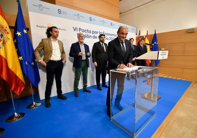 Juan Antonio Pedreño, presidente de Ucomur y Ucoerm, firma el sexto pacto por la Economía Social, este sábado en San Esteban (Murcia).