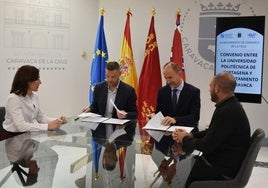 Autoridades y representantes de la Universidad, ayer, en el Ayuntamiento de Caravaca.