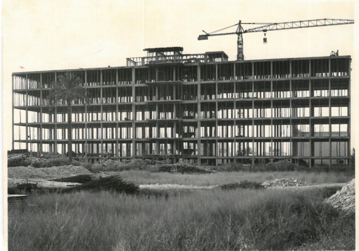 Imagen del Sanatorio Médico Quirúrgico Virgen de La Vega durante su construcción.