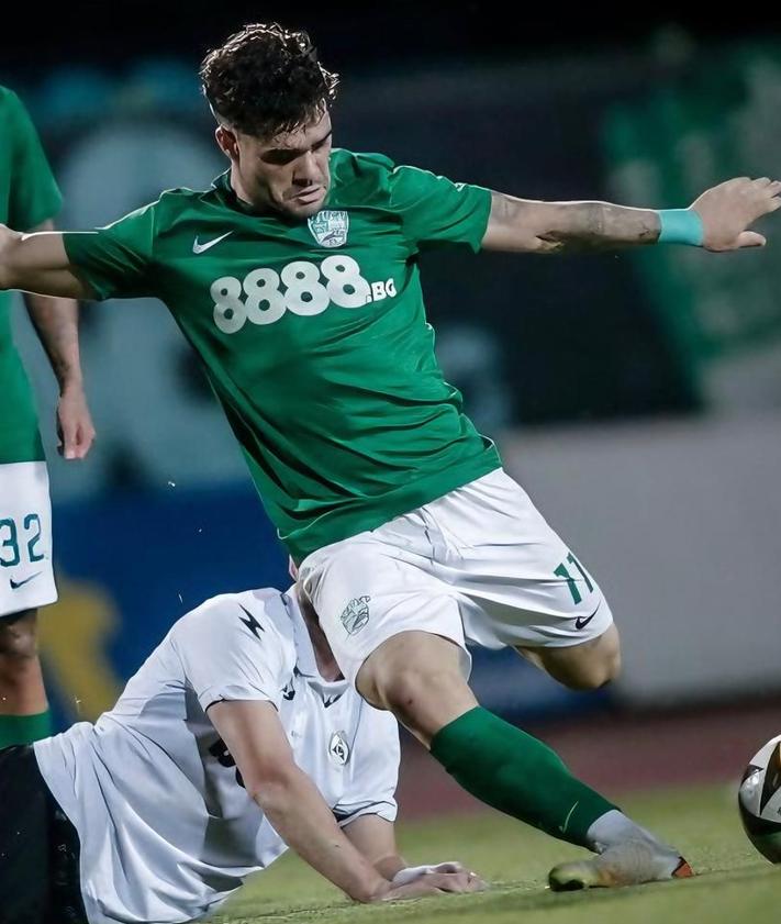 Imagen secundaria 2 - 1. Un sueño europeo. Manu Pedreño celebra un gol del Olimpija Ljubljana esta campaña en Conference League. 2. Isma Ferrer arma la zurda tras sentar a un rival durante un partido con el Beroe búlgaro.