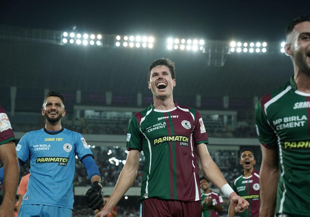 Héctor Yuste celebra la consecución de la Durand Cup 2023/24, la copa de la primera división India, con el Mohun Bagan Super Giant, al imponerse por 0-1 al East Bengal FC, equipo por el que fichó este verano.