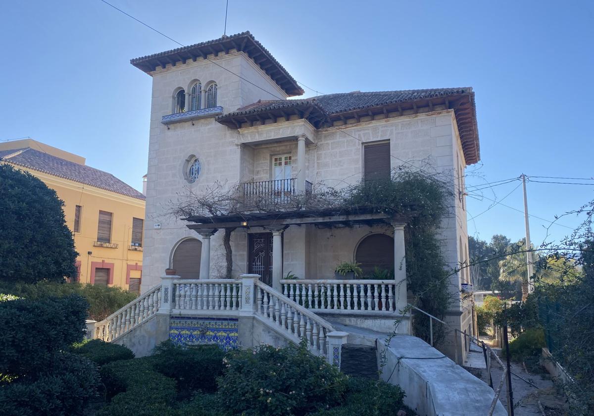 La histórica Casa Tarragó fue diseñada por el arquitecto Gaspar Blein y edificada en El Malecón en el año 1930 por encargo de Fernando Tarragó.