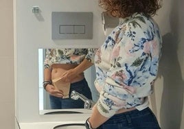 Una mujer va al baño especial para pacientes ostomizados.