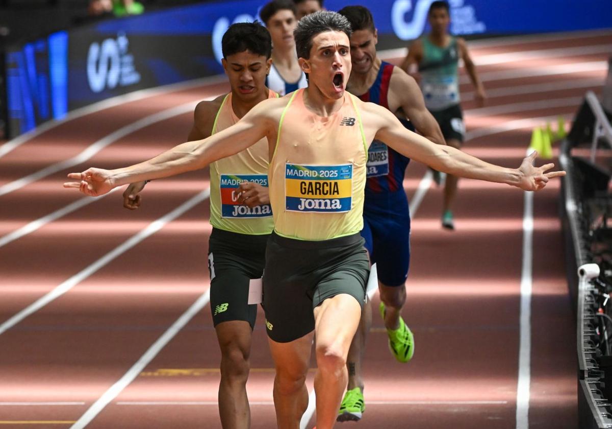 Mariano García celebra su victoria en el 800 metros del Campeonato de España.