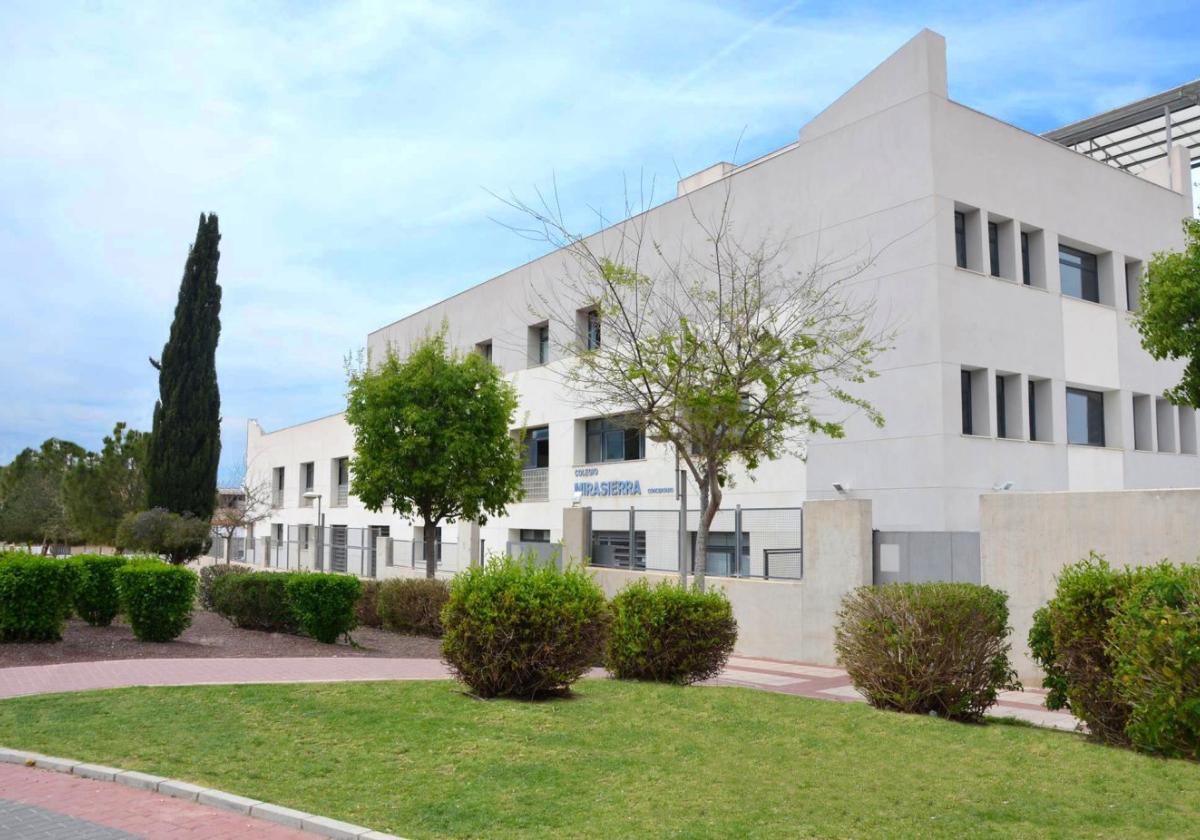 El colegio concertado Mirasierra está ubicado en la calle Músico Ruiz Mompeán, 1, de la pedanía murciana de Torreagüera.