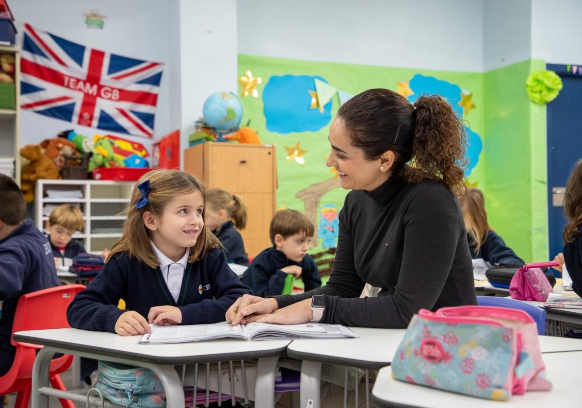 Una maestra interactúa con una alumna de Educación Primaria en el CEU San Pablo de Murcia.