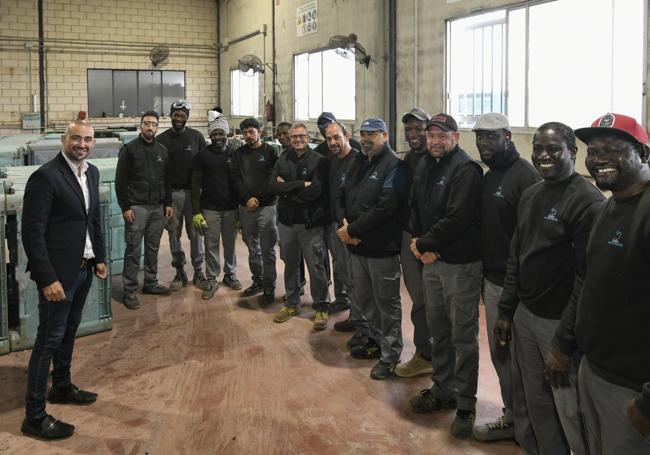 José Alberto Revert, con un grupo de trabajadores, en la planta de Soluplastic, en El Palmar.