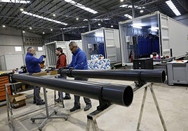 Montaje de colectores para membranas de ultrafiltrado en la planta de EcoHidro, en Mula, que visitará una delegación ucraniana.