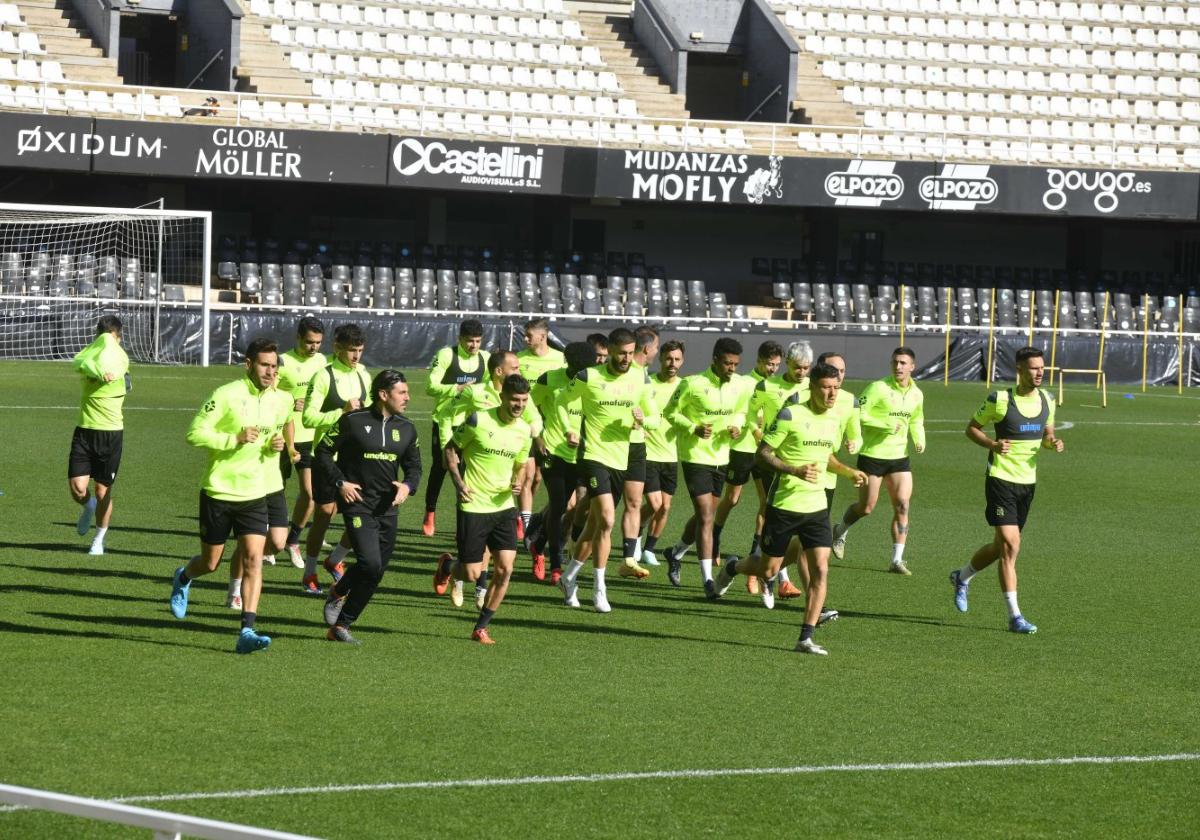 La plantilla del Cartagena se ejercita en una sesión de entrenamiento en el estadio Cartagonova.