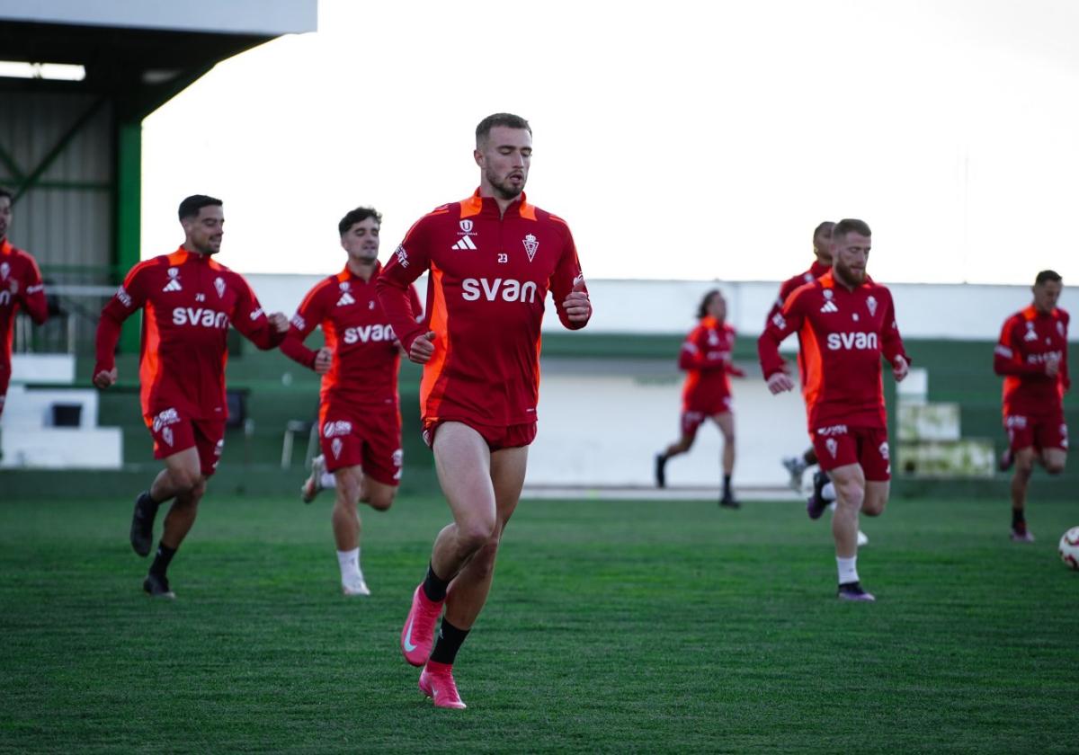 Los jugadores del Real Murcia entrenándose ayer en las instalaciones del CD Santa Amalia, en la provincia de Badajoz.